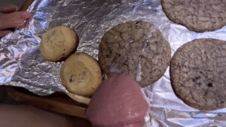 最後にザーメンぶっかけクッキーを食べます